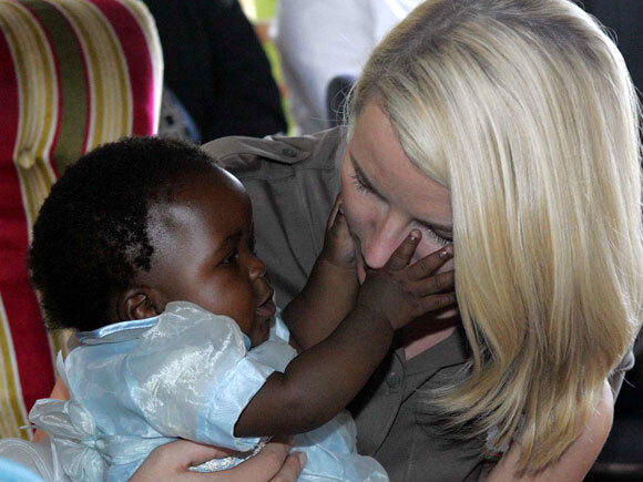 The Crown Princess with seven-month old Deborah in Malawi. The child’s mother has HIV, while the father is HIV free. Photo: Knut Falch, Scanpix.